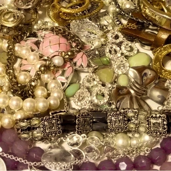 1 LB Vintage Estate Costume Jewelry 1 LB Lots, Signed And Unsigned All wearable - Picture 12 of 12